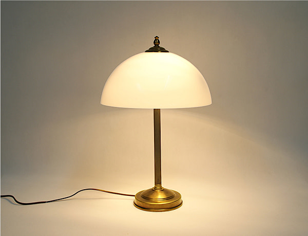 Klasyczna lampa gabinetowa świecąca